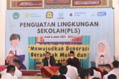 Kepala Sekolah SMP Islam Hidayatullah, Ibu Ratna Arumsari menyampaikan sambutan sekaligus membuka kelas inspiratif hari ini, Senin 2 Januari 2023.
