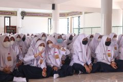 Siswa-siswi kelas 7,8 dan 9 di SMP Islam Hidayatullah mengikuti kelas inspiratif